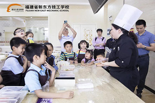 �����������Я�ָ���ʡ�¶�������ѧУ��չ��һ���ӻ��